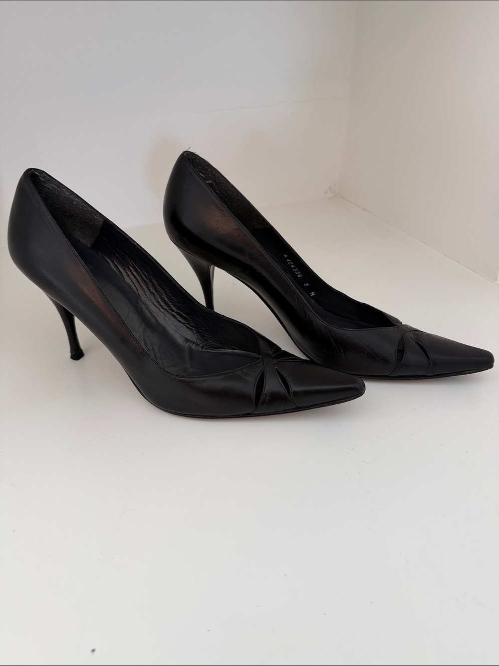 Stuart Weitzman 9 Narrow Black Pointed-Toe Leather Pumps